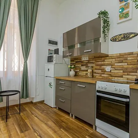 Balinese Style Downtown Apartment *